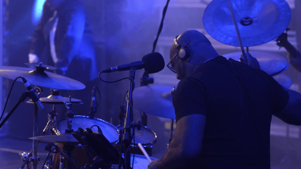Músicos da banda no palco